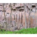 Prismación o disyunción columnar en basaltos por el diaclasado debido al enfriamiento de la colada (Sant Joan les Fonts, La Garrotxa. Foto cmm).