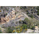 Anticlinal recto simétrico e isopaco (cmm).