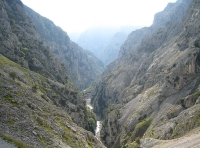 Montañas formando un valle.