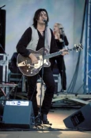 Cantante. Cantante de grupo de música con guitarra en bandolera.