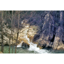 Anticlinal inclinado vaciado por erosión (cmm).