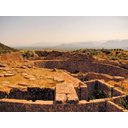 En las tumbas de círculo al lado de las puertas de Micenas se descubrió un importante ajuar de oro que se pensó que pertenecía al famoso rey Agamenón. Ahora sabemos que son anteriores a la guerra de Troya.