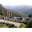 En la zona central de Grecia se encuentra el santuario de Apolo de Delfos, sede de un importante oráculo y donde se celebraban cada cuatro años los juegos píticos, que reunían a griegos de todas las ciudades.