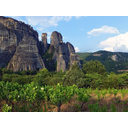 Un poco más al sur están los Meteora, formaciones rocosas donde se establecieron conventos monásticos en la edad Media.